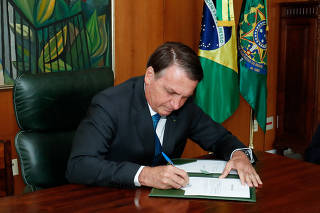Presidente da República, Jair Bolsonaro, durante assinatura do Termo de Posse no novo Presidente do Banco do Brasil