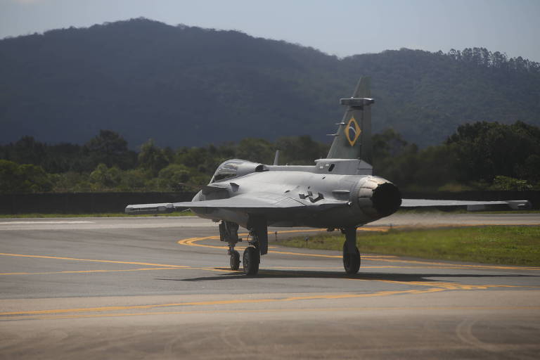 Saiba tudo sobre o Gripen, caça da FAB que fez voo de estreia em Brasília -  23/10/2020 - Política - Folha