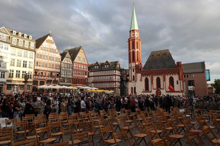 Manifestação pelo direito dos imigrantes, em Frankfurt, no dia em que incêndio destruiu campo de refugiados na Grécia
