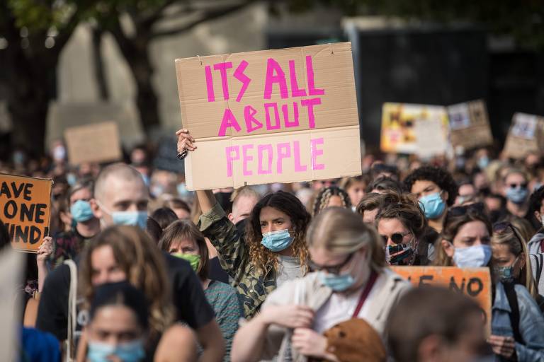 Manifestantes pró-refugiados em Berlim
