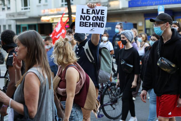 Manifestação pelo direito dos imigrantes, em Frankfurt, no dia em que incêndio destruiu campo de refugiados na Grécia
