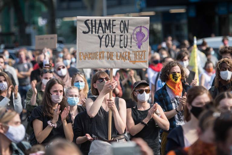 Alemães defendem abrigo a refugiados do campo de Moria, em passeata em Berlim