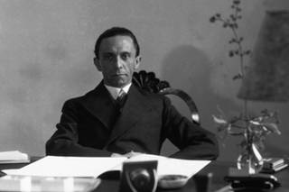 Joseph Goebbels am Schreibtisch