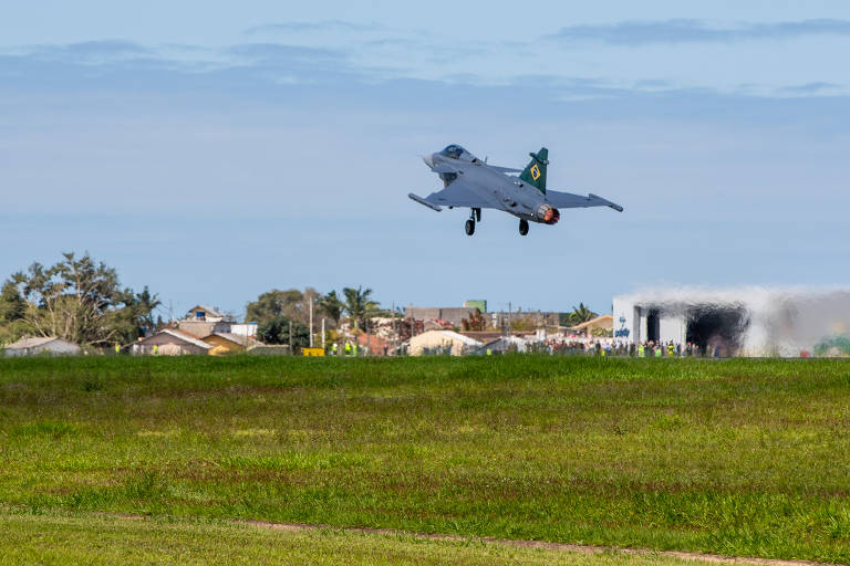 Saiba tudo sobre o Gripen, caça da FAB que fez voo de estreia em Brasília -  23/10/2020 - Política - Folha