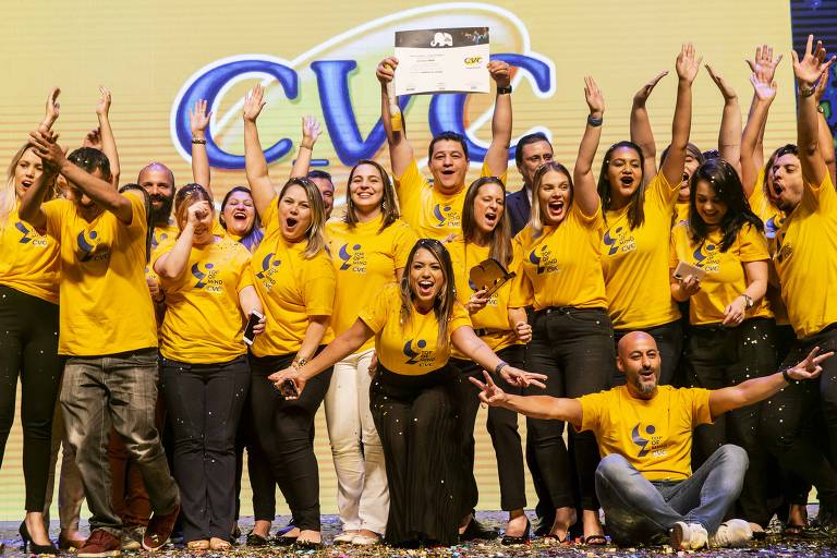 Equipe da CVC celebra a vitória durante a premiação da Folha Top of Mind 2019, no Tom Brasil