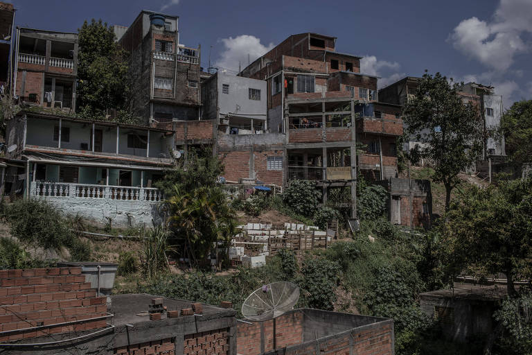 Vista do bairro Jardim Nossa Senhora, que também tem cada vez mais moradias irregulares que podem sofrer de deslizamentos em caso de chuva.
