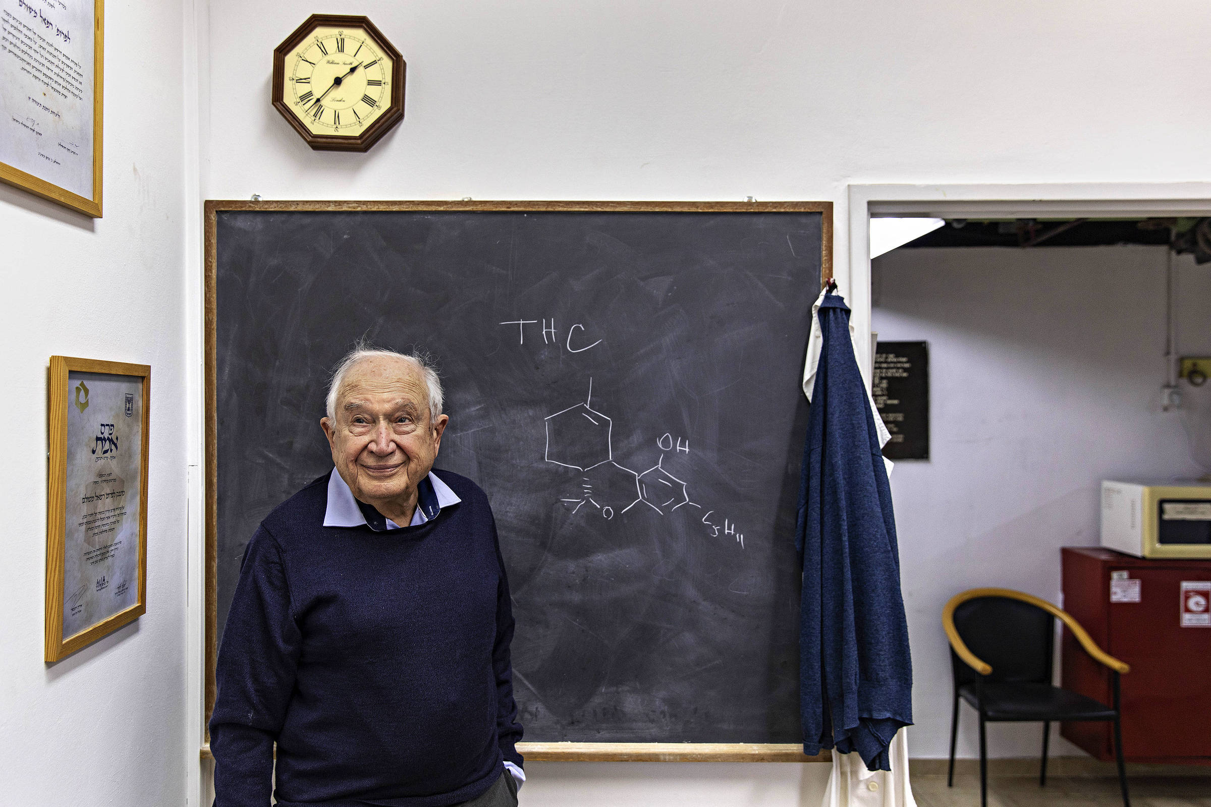 El químico israelí Raphael Mechoulam, que aisló el THC, en su despacho de la Universidad Hebrea de Jerusalén