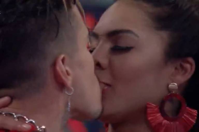 Biel e Tays Reis se beijam na festa Shipados