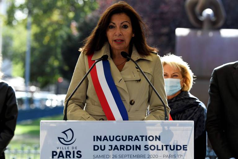 A prefeita de Paris, Anne Hidalgo, discursa durante inauguração do Jardim Solitude, onde será erigida estátua em homenagem a mulher negra que lutou contra a escravidão