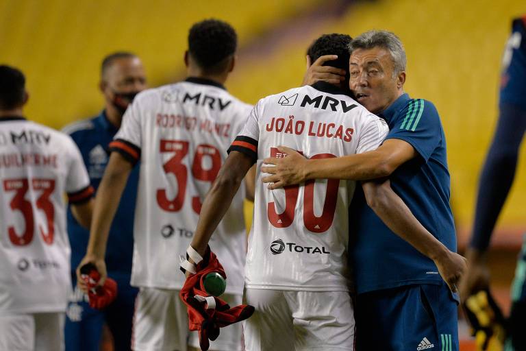 Torrent, técnico do Flamengo, abraça João Lucas após partida contra o Barcelona de Guayaquil, pela Libertadores, na última terça
