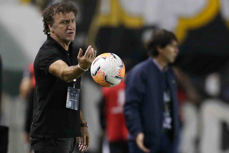 O técnico Cuca durante partida do Santos contra o Olímpia (PAR), na Vila Belmiro