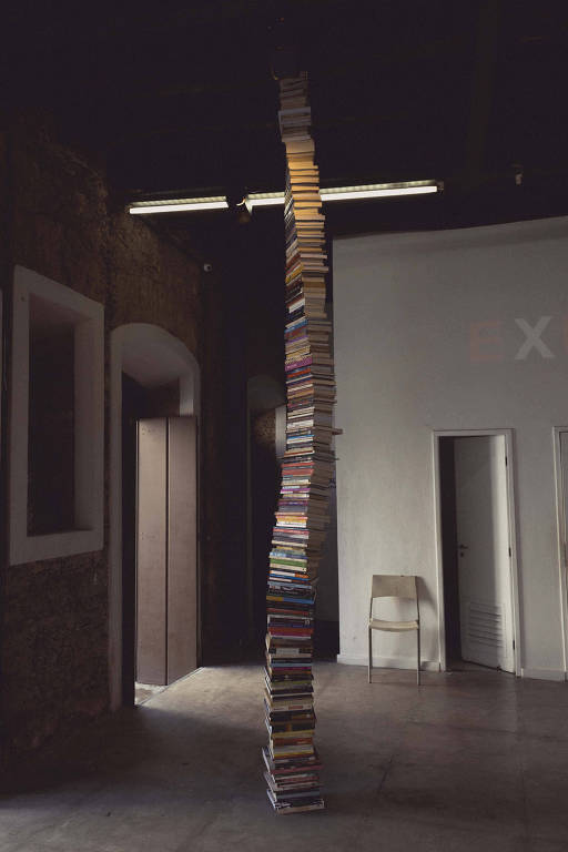 A instalação 'Xs PensadorXs', criada pela artista plástica brasileira Cecilia Cavalieri
