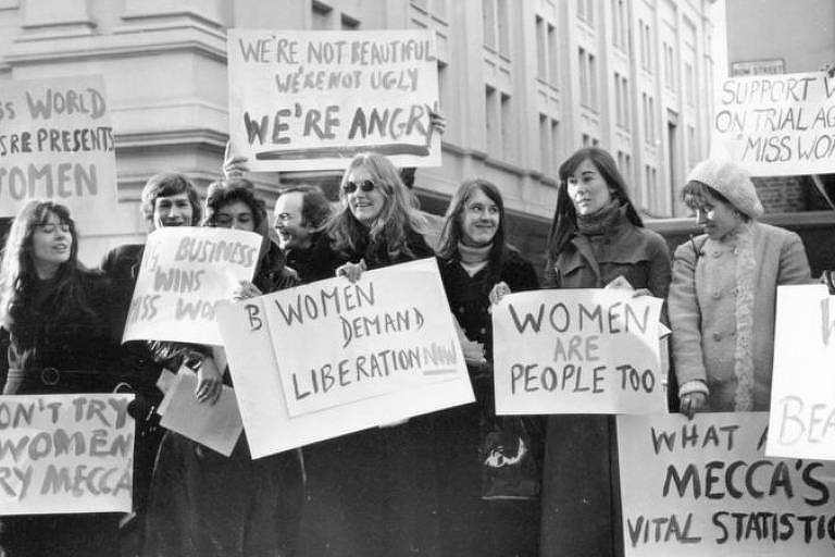 Grupo de manifestantes protesta contra concurso Miss Mundo nos Estados Unidos em dezembro de 1970