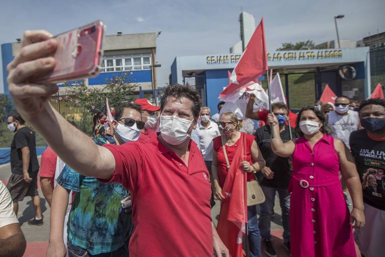 Jilmar Tatto, do PT, que lançou hoje comitê de campanha no bairro de São Mateus, na Zona Leste tira selfie com simpatizantes  