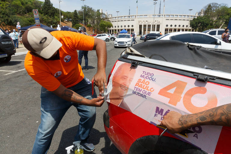 Partidários do candidato Marcio França do PSB promovem um adesivaço na praça Charles Muller, no Pacaembu. 