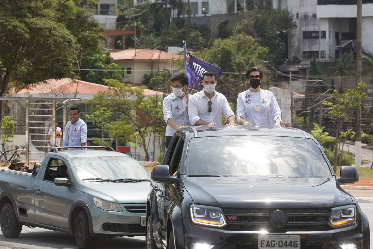 Arthur do Val, do Patriota, chega em carreata na praça Charles Muller,  no Pacaembu