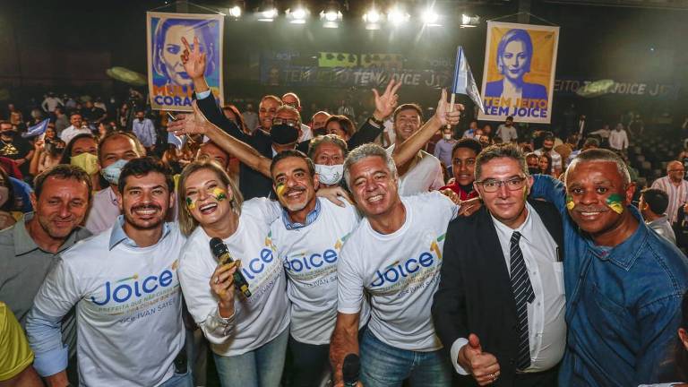 Campanha de Joice Hasselmann, do PSL, reuniu cerca de 1.500 apoiadores em um local de eventos em São Paulo. Os líderes da campanha se abraçaram em seguidas fotos sem máscaras com a candidata, essa também sem a proteção