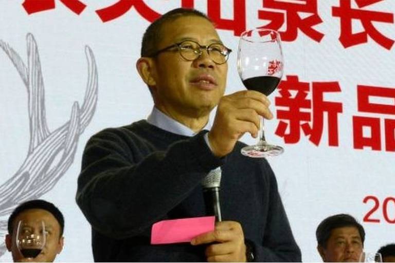 Zhong Shanshan segura taça de vinho