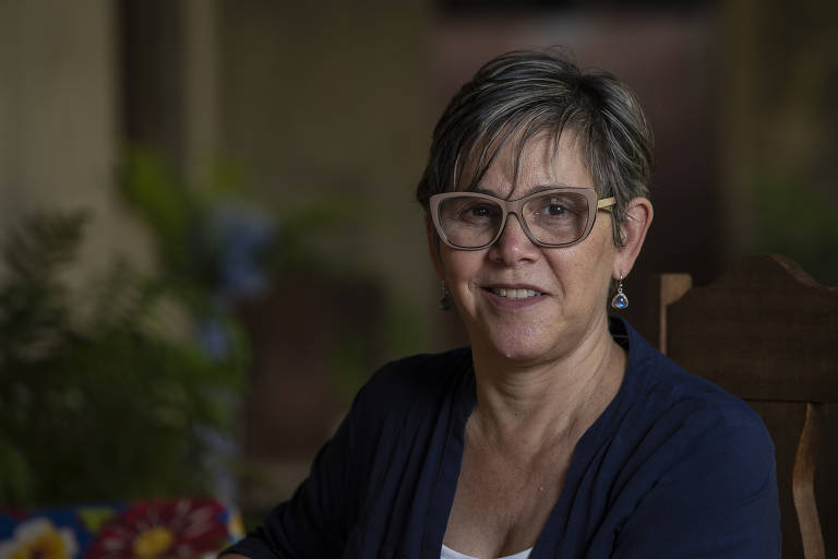 Grande SP vive apagão de mulheres eleitas; Cotia só escolhe homens há 32 anos; Olympia Navasques, 55, funcionária pública, pré candidata à vereadora em Cotia pelo PT, na casa dela em Cotia