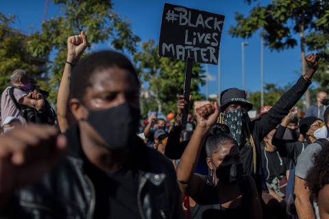 SÃO PAULO, SP, BRASIL, 07-06-2020: Manifestantes durante protesto pro Democracia, com a presença de torcidas organizadas, luta contra o racismo  e de Guilherme Boulos. O ato acontece no Largo da Batata, em São Paulo. (Foto: Eduardo Anizelli/ Folhapress, COTIDIANO) ORG XMIT: SÃO PAULO