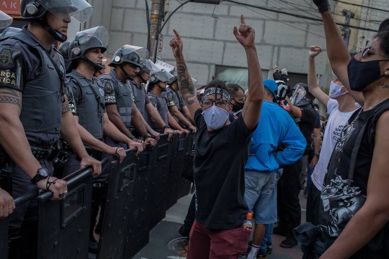Policiais impedem a passagem de manifestantes que tentavam seguir até a avenida paulista, em São Paulo. Eles protestam pela Democracia, com a presença de torcidas organizadas, luta contra o racismo, em junho deste ano