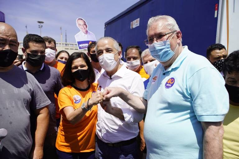 O candidato Márcio França (PSB) abriu a campanha com um adesivaço na praça Charles Miller, no Pacaembu, zona oeste de São Paulo