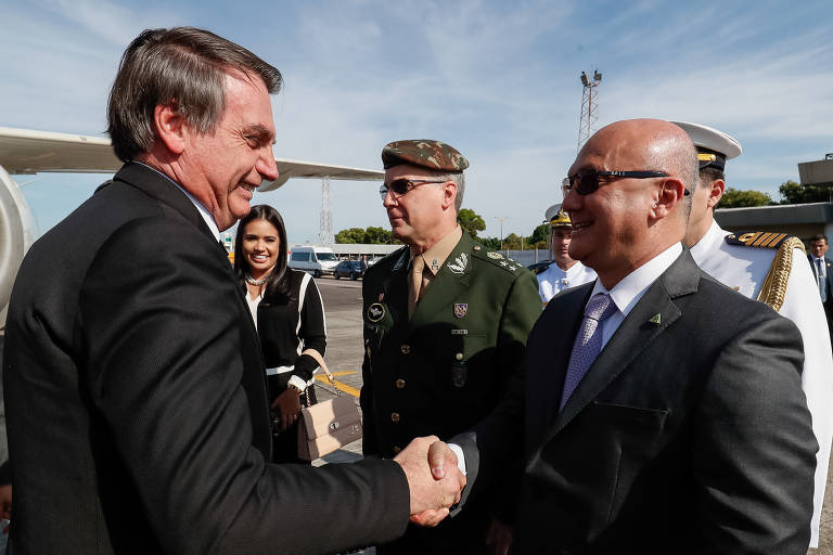 Bolsonaro cumprimenta o então superintendente da Suframa, o coronel Alfredo Menezes, em 2019. Ele é um dos candidatos de Manaus que pode ter apoio do presidente
