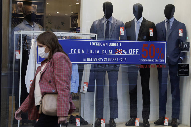 Foto de loja de ternos no centro do Rio de Janeiro em meio ao surto do novo coronavírus 