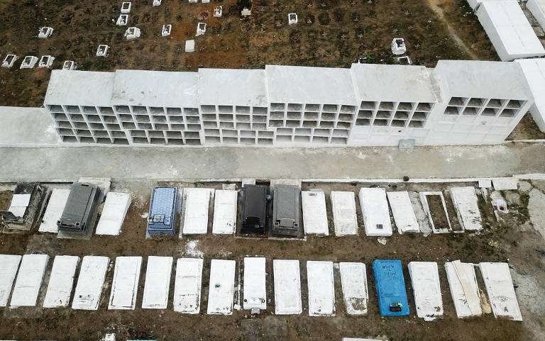 Vista aérea de área do cemitério de Nova Iguaçu dedicado às pessoas que morreram por causa do novo coronavírus. Foto tirada com um drone