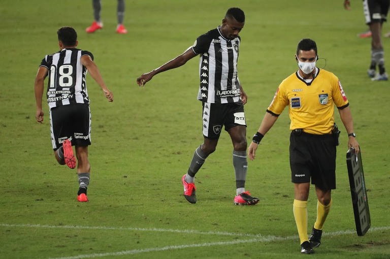 Alguns dos profissionais que atuam em jogos do campeonato brasileiro utilizam máscaras para diminuir as chances de serem infectados pelo novo coronavírus. A foto é da disputa entre Botafogo e Coritiba, que aconteceu em 2 de setembro no Rio de Janeiro 