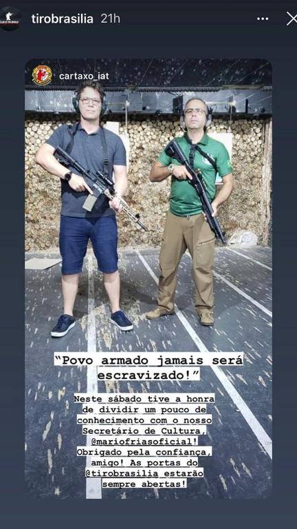 O secretário especial da Cultura, Mario Frias, posa para foto segurando um fuzil