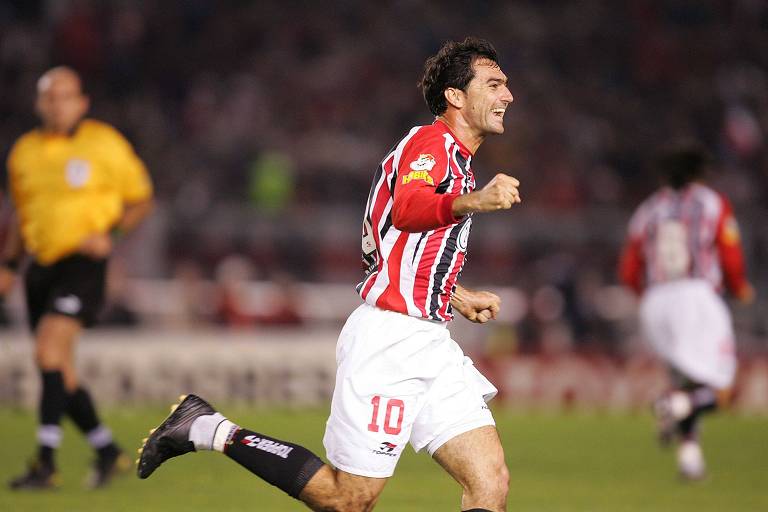Danilo comemora gol sobre o River, na semifinal de 2005, na única vitória tricolor na Argentina pela Libertadores