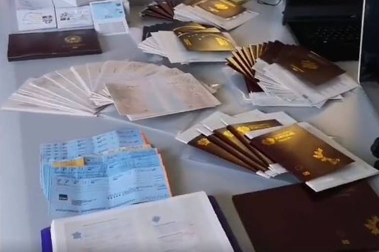 Passaportes e outros documentos falsos apreendidos em Portugal, durante operação que prendeu 2 brasileiros