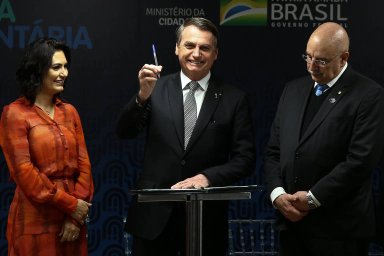O presidente Bolsonaro participa de cerimônia com a primeira-dama, Michelle, e o então ministro da Cidadania, Osmar Terra, em julho de 2019