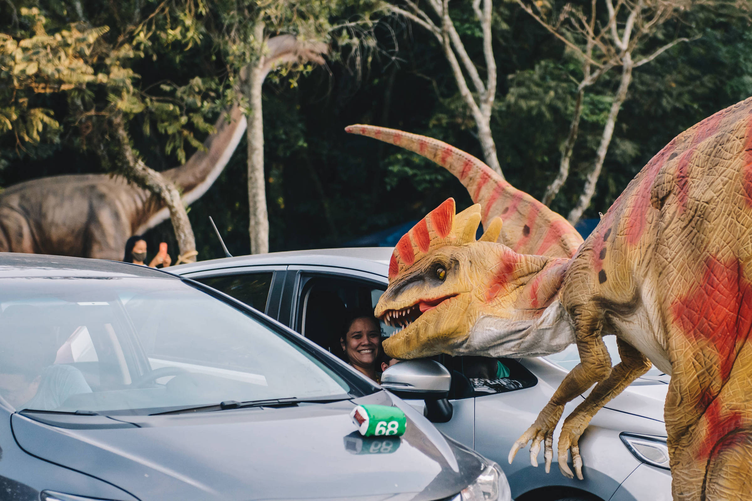 Dinossauro gigante, com 10 metros de altura, é atração em shopping