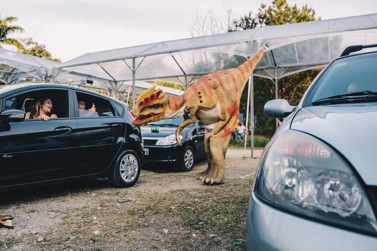 Safári de dinossauros robôs recria 'Jurassic Park' ao ar livre em São Paulo  - 30/09/2020 - Passeios - Guia Folha