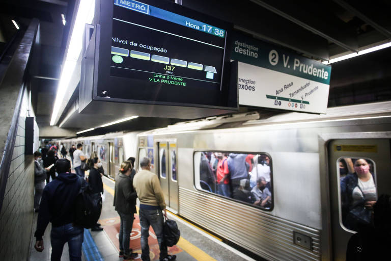 Plataforma da estação Paraíso, da linha 2-verde do metrô, na zona sul de São Paulo