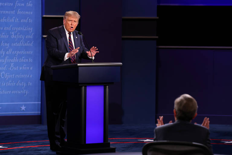O presidente Donald Trump discute com o moderador do debate, Chris Wallace 