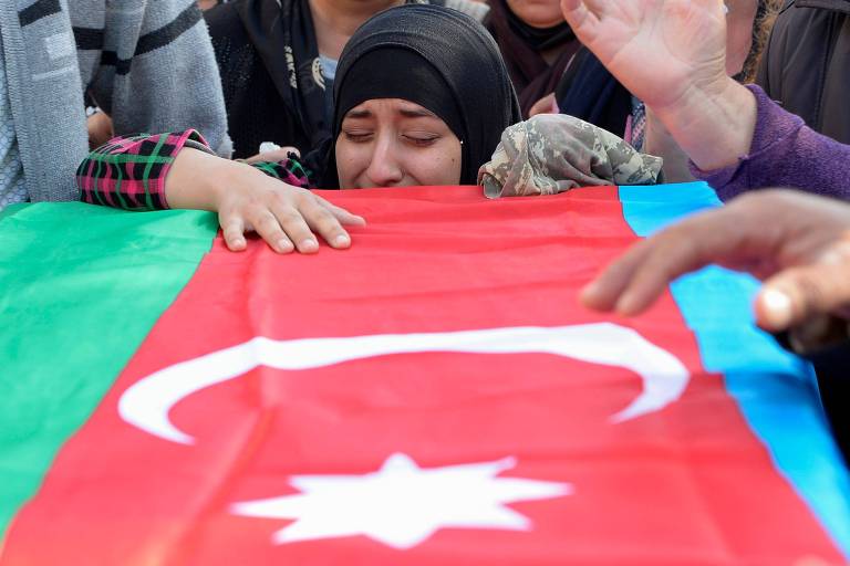 Azeri chora sobre caixão de soldado que teria sido morto em combate com armênios, no distrito de Beylagan

