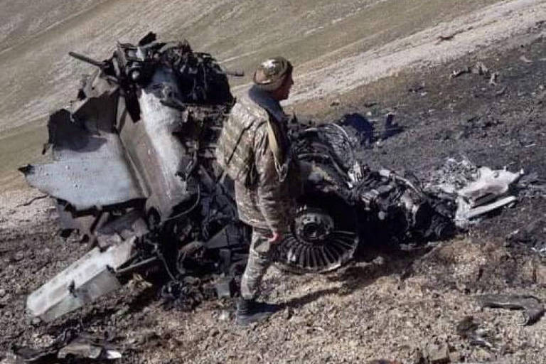 Destroços do que seria um jato Su-25 derrubado na terça-feira na Armênia
