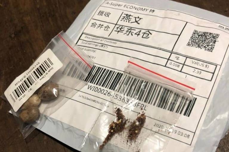 Aparece um pacote grande com inscrições em chinês e dois pacotes menores, transparentes, em que se pode observar sementes em seu interior