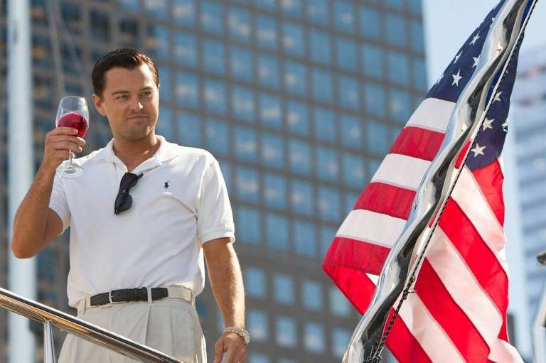 Leonardo DiCaprio como Jordan Blefort, protagonista do filme "O Lobo de Wall Street"