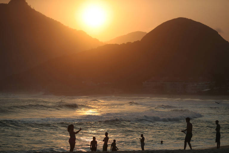 Pôr do sol no Recreio dos Bandeirantes, na zona oeste do Rio 
