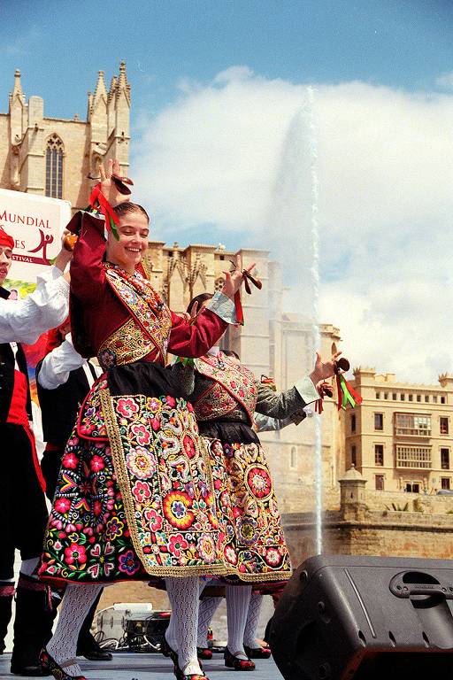 Dançarinos no Festival de Danças Folclóricas das Ilhas Baleares no Parque Del Mar, em Palma de Mallorca, na Espanha