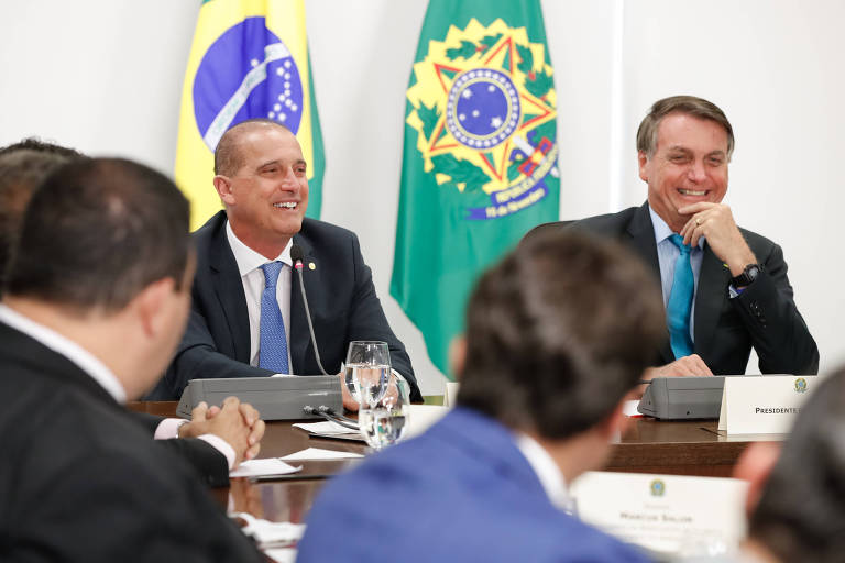 O presidente Jair Bolsonaro o ministroda Cidadania (Onyx Lorenzoni) em audiência
