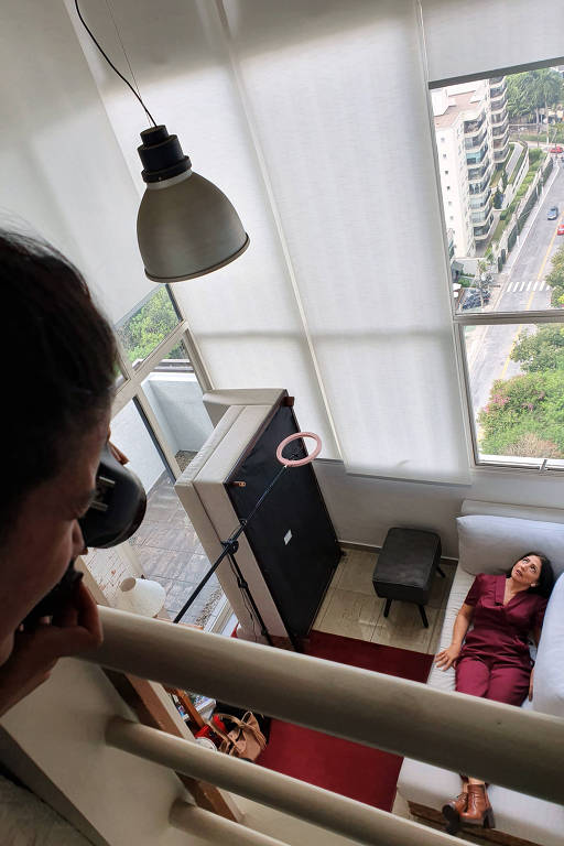 A atriz Flávia Garrafa em cena do seu monólogo virtual 'Faça Mais sobre Isso'