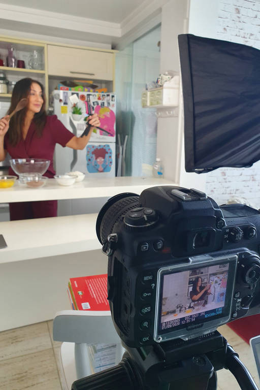 A atriz Flávia Garrafa em cena do seu monólogo virtual 'Faça Mais sobre Isso'