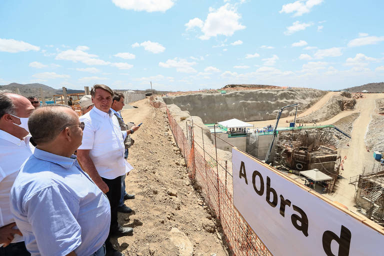 Jair Bolsonaro em visita às obras do Ramal do Agreste na estação de bombeamento VII (EBVII-1), integrante do Projeto de Integração do Rio São Francisco, em Sertânea (PE)