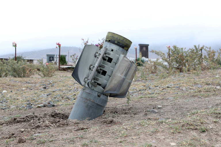 Pedaço de foguete caído perto de cemitério em Ivanyan, em Nagorno Karabakh 
