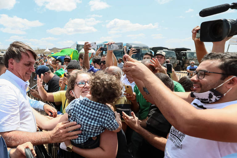 Jair Bolsonaro em visita às obras do Ramal do Agreste na estação de bombeamento VII (EBVII-1), integrante do Projeto de Integração do Rio São Francisco, em Sertânea (PE)
